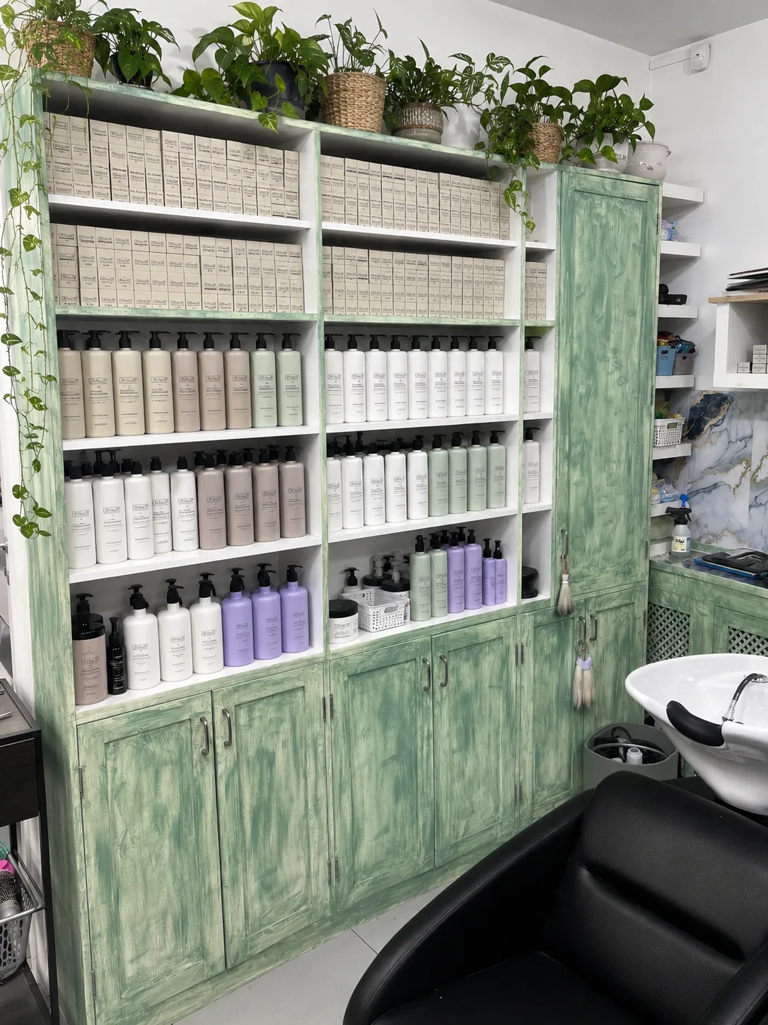 Wnętrze salonu Atelier Mateo — strefa stylizacji